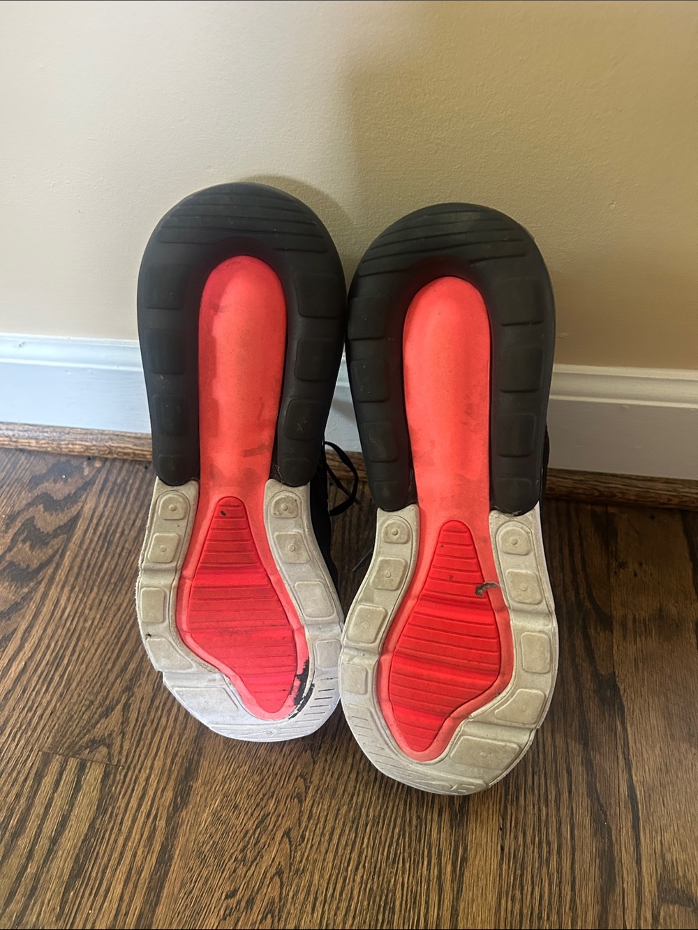 Nike Men's Black and White Air Max 270 Sneakers - Picture 6 of 7